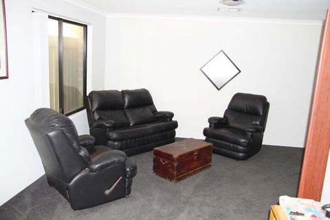 Warnbro Beach Family Accommodation - Accommodation Asia 5