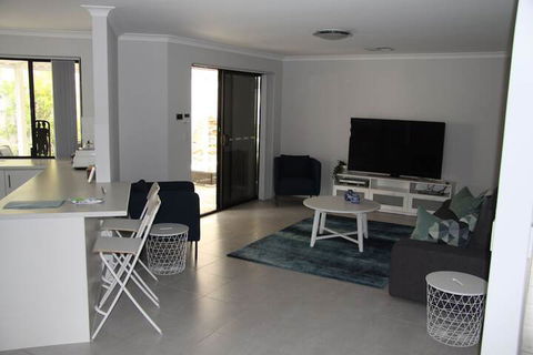 Warnbro Beach Family Accommodation - Accommodation Asia 1