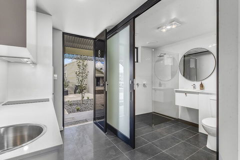 Aloha Central Premium Studios - Accommodation Asia 7