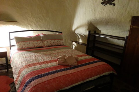 Di's Dugouts - Accommodation Guide 4