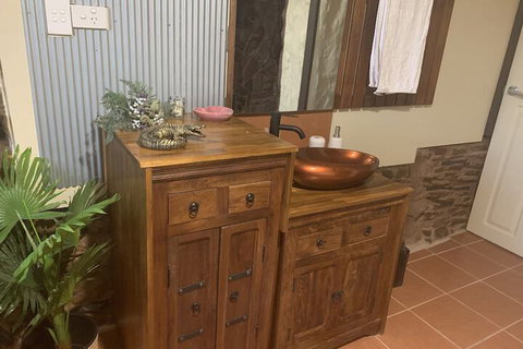 Di's Dugouts - Accommodation Guide 6