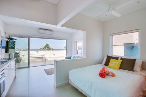 Beachfront Penthouse - Accommodation Guide 5