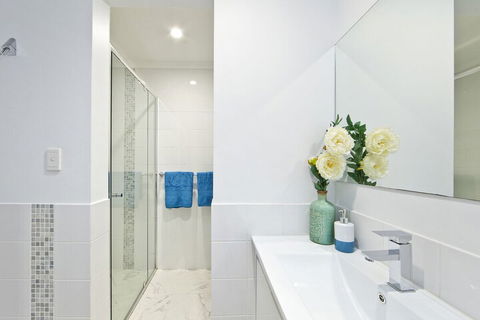 Dolphins Apartment - Accommodation Asia 4