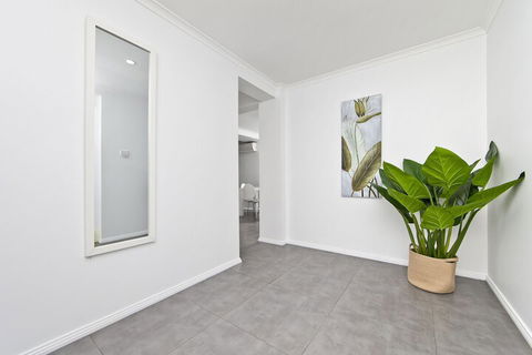 Dolphins Apartment - Accommodation Asia 1