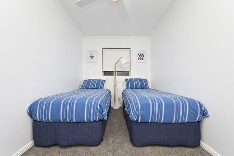 Dolphins Apartment - Accommodation Asia 7