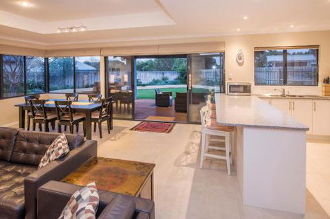 Daves Digs - Accommodation Asia 5