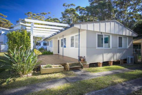 MOLLYMOOK BEACH COTTAGE - Accommodation Guide 3