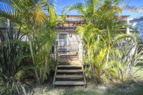 MOLLYMOOK BEACH COTTAGE - Accommodation Guide 5