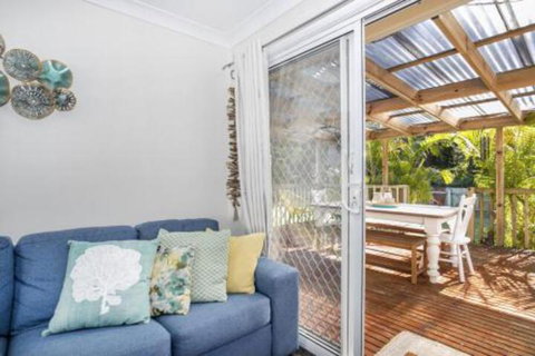 MOLLYMOOK BEACH COTTAGE - Accommodation Guide 1