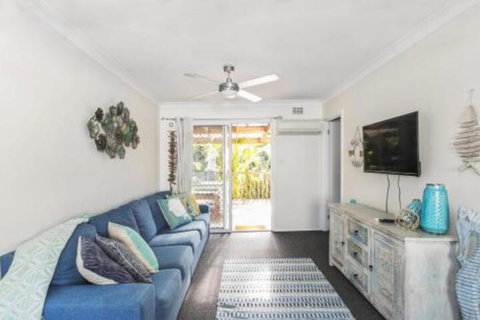 MOLLYMOOK BEACH COTTAGE - Accommodation Guide 4