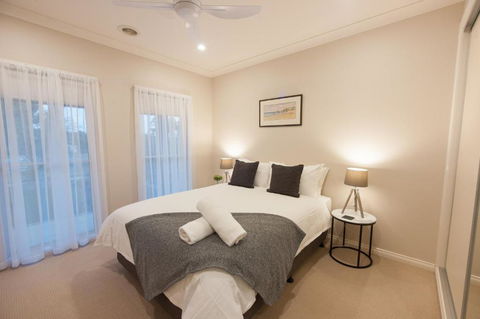 Simms Retreat - Accommodation Guide 1