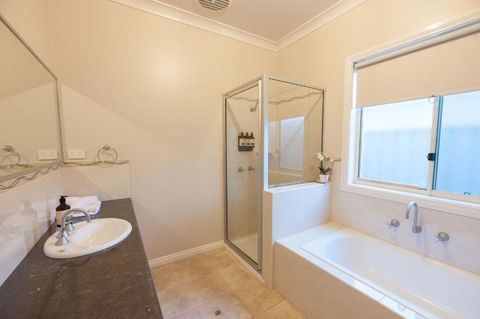 Simms Retreat - Accommodation Guide 3