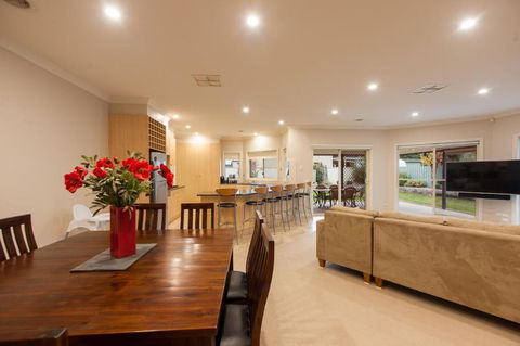 Simms Retreat - Accommodation Guide 5