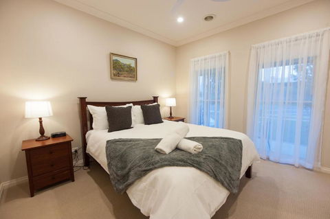 Simms Retreat - Accommodation Guide 6