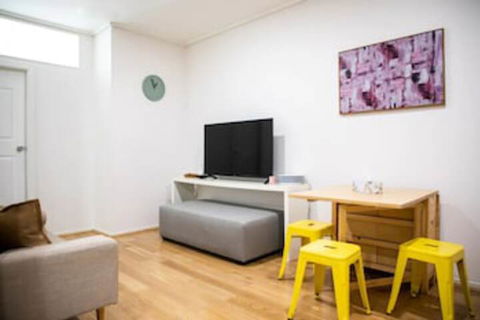 Cozy 3 Bedroom Apartment In The Heart Of Melbourne CBD - Accommodation Asia 0