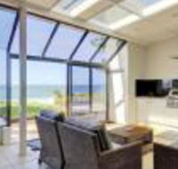 Whispering Sands 10 Sandy Point Road Luxury waterfront home with aircon WIFI  Foxtel - Accommodation Asia