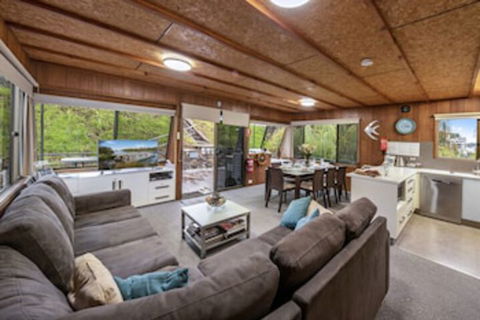 Boats And Bedzzz Houseboat Stays & Renmark River Villas - Accommodation Asia 0