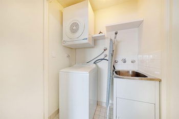 Wyndel Apartments - Apex - Accommodation Asia 4