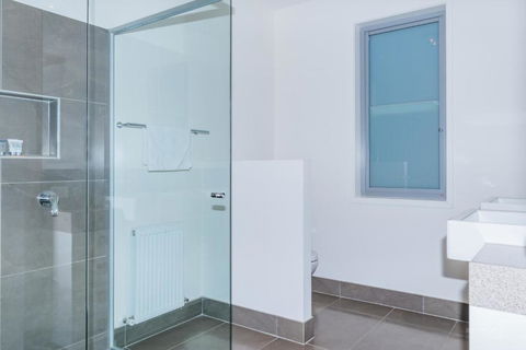 10 Sands Bvd - Accommodation Guide 1