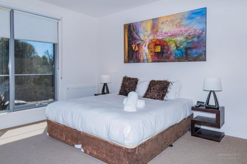 10 Sands Bvd - Accommodation Guide 2