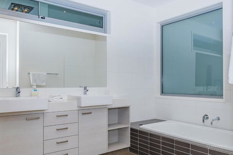 10 Sands Bvd - Accommodation Guide 5