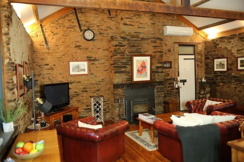 William Hunt's Retreat - Redwood Studio - Accommodation Guide 3