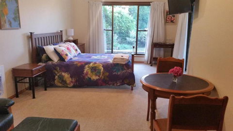 Beezneez B & B - Accommodation Guide 2