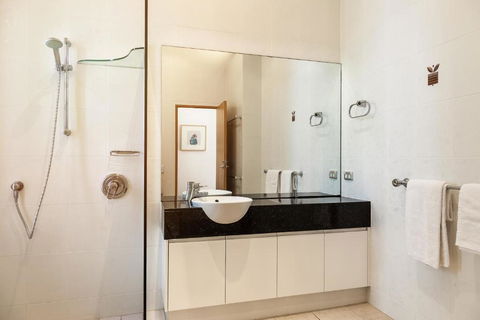 Contemporary & Luxurious Little Cove - Accommodation Asia 6