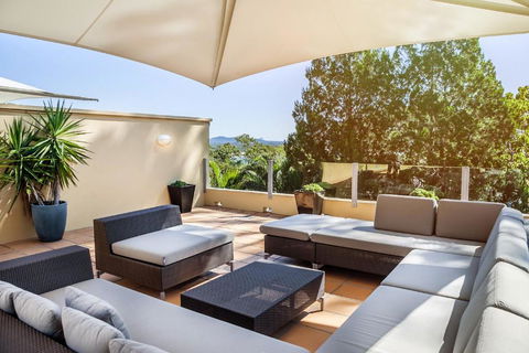 Contemporary & Luxurious Little Cove - Accommodation Asia 2