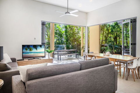 Contemporary & Luxurious Little Cove - Accommodation Asia 1