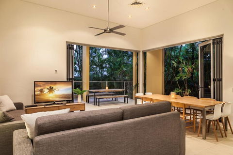 Contemporary & Luxurious Little Cove - Accommodation Asia 3