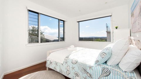 The Lookout Ultra Modern & Luxurious - Accommodation Asia 6