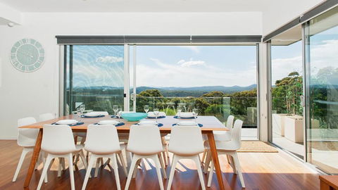 The Lookout Ultra Modern & Luxurious - Accommodation Asia 4