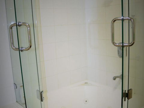 The Oaks Waterfront Resort Unit 502 - Accommodation Guide 4