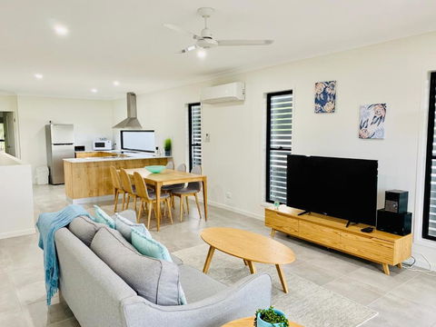 DAYDREAMING Airlie Beach Water Views & Only 200m To Boardwalk. - Accommodation Guide 1