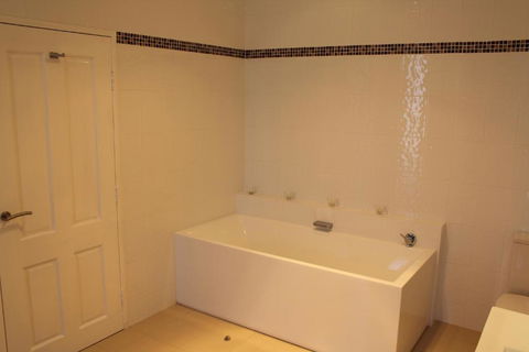 Gundaroo Manor Bed & Breakfast - Accommodation Guide 2