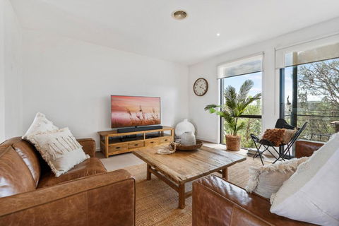 Comfy Coast Drive Condo - Accommodation Guide 3
