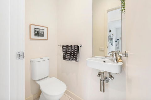 Comfy Coast Drive Condo - Accommodation Guide 1