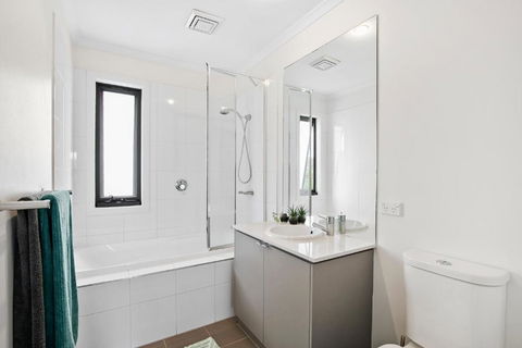 2 Bedroom Townhouse Family & Corporate Bookings Only - Accommodation Guide 6