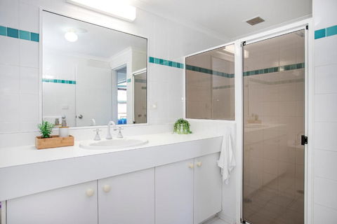 Ocean Breeze Fathoms 3 - Accommodation Asia 1