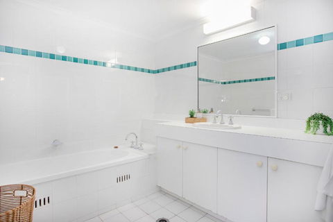 Ocean Breeze Fathoms 3 - Accommodation Asia 6