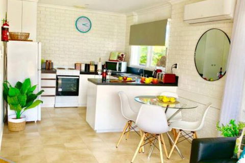 PARADISE COURT VILLA 1 Free Wifi - Accommodation Guide 0