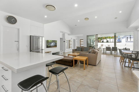 Perfect Family Holiday Home On Noosa Sound 3 Key Court - Accommodation Asia 3