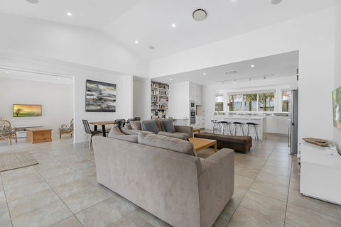 Perfect Family Holiday Home On Noosa Sound 3 Key Court - Accommodation Asia 6