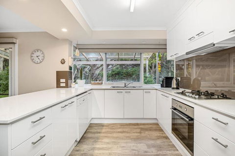 Hilltop Beach House: Newly Updated - Accommodation Guide 1