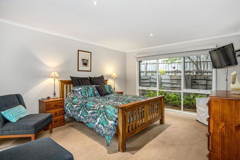 Hilltop Beach House: Newly Updated - Accommodation Guide 4