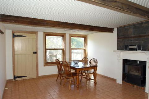 Stable Cottage - Accommodation Guide 6