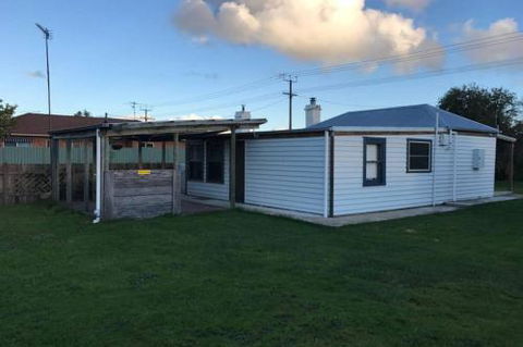 Stable Cottage - Accommodation Guide 2