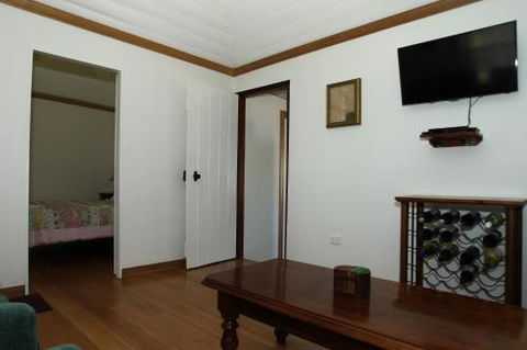 Stable Cottage - Accommodation Guide 1