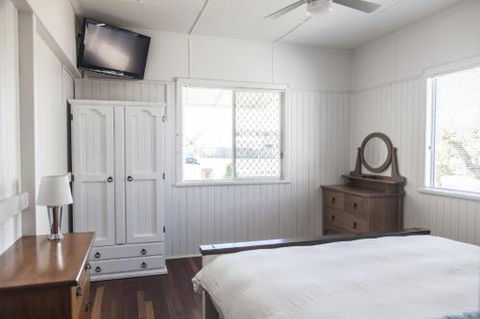 Urangan Harbour Cottage - Accommodation Guide 1